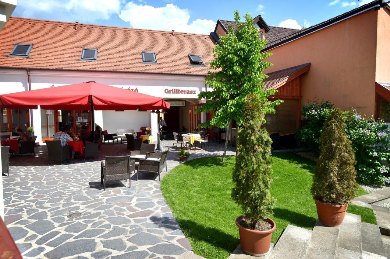 Servita Udvarhaz Eger Exterior photo