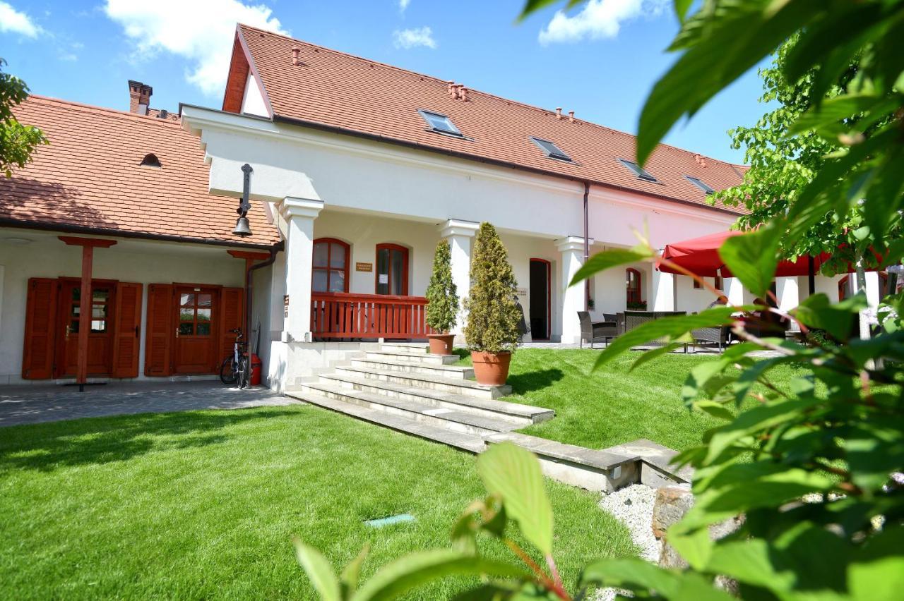Servita Udvarhaz Eger Exterior photo
